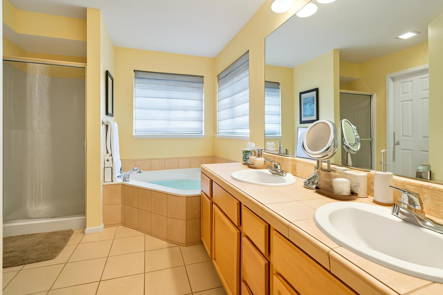 לינווד Entire House With Four Bedrooms, Hot Tub, Bbq, Private Backyard, Free Wifi And Parking, Near Seattle, Ev מראה חיצוני תמונה